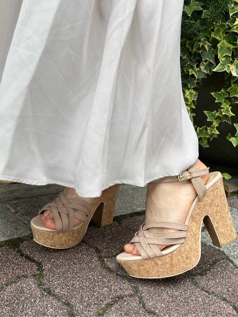 ベージュ系のサンダル、ホワイト系のスカート、ホワイト系のTシャツ/カットソーを着用したレディースの春コーディネートの10枚目の写真