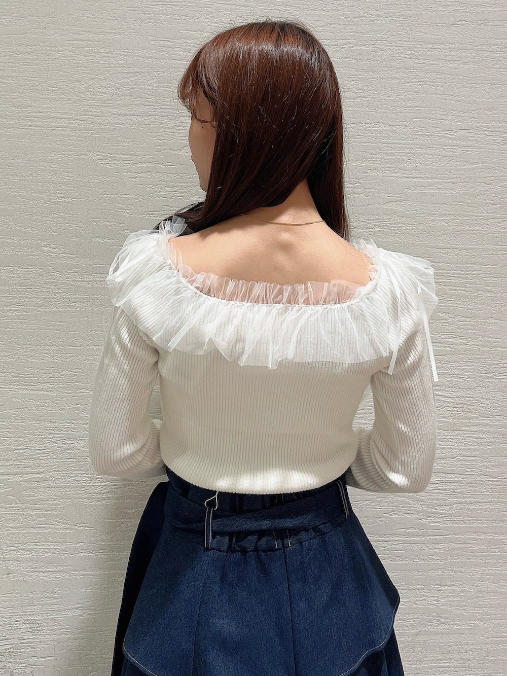 ベージュ系のパンプス、ブルー系のスカート、ホワイト系のニット/セーターを着用したレディースの秋コーディネートの7枚目の写真