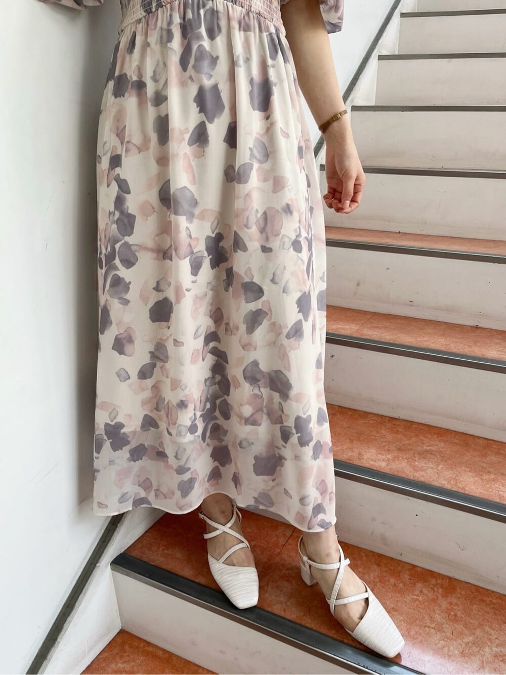 ピンク系のワンピース、ホワイト系のパンプス、ベージュ系のショルダーバッグを着用したレディースの春コーディネートの8枚目の写真