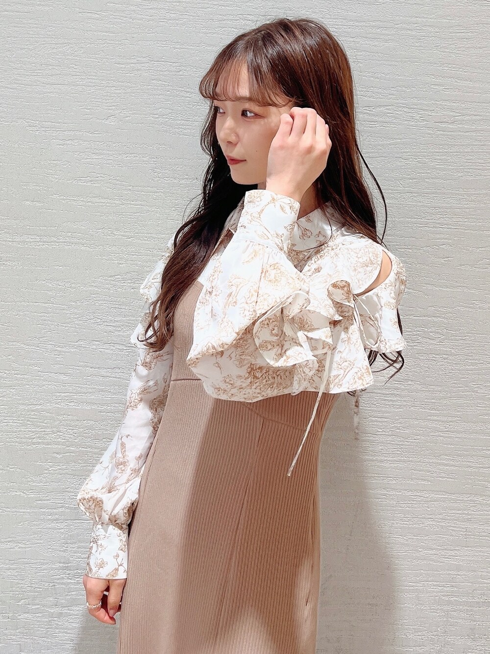 ベージュ系のワンピース、ベージュ系のブーツを着用したレディースの冬コーディネートの6枚目の写真