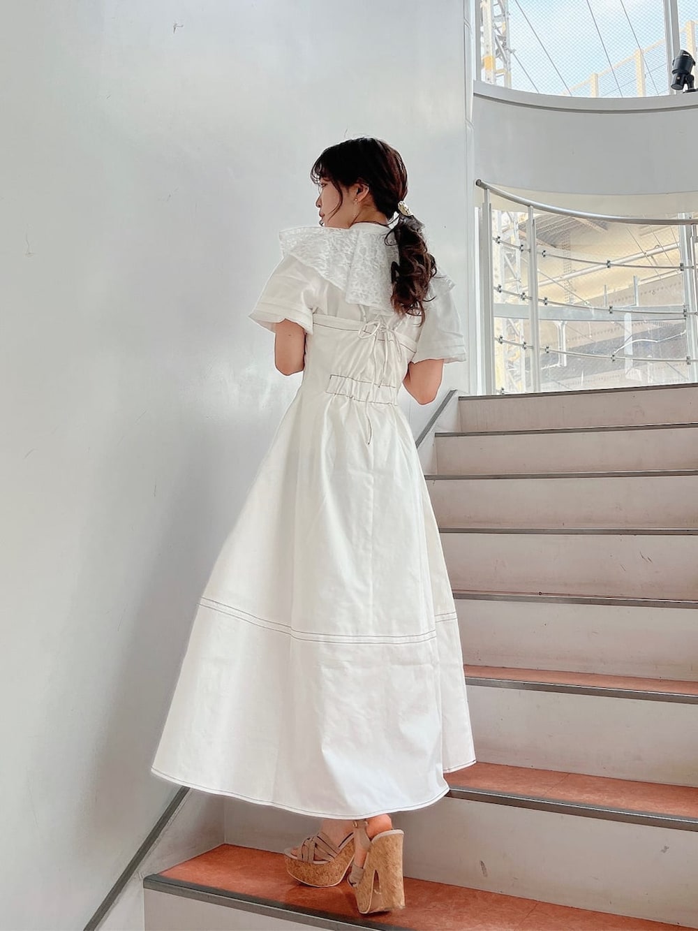 ベージュ系のサンダル、ホワイト系のワンピース、ホワイト系のシャツ/ブラウスを着用したレディースの春コーディネートの3枚目の写真