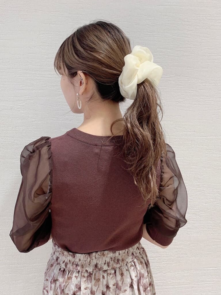 その他のサンダル、ブラウン系のニット/セーターを着用したレディースの夏コーディネートの6枚目の写真