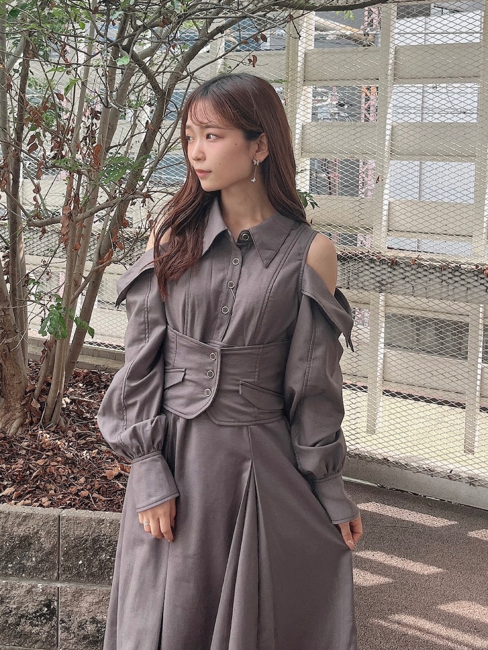 グレー系のワンピース、ホワイト系のブーツを着用したレディースの秋コーディネートの7枚目の写真