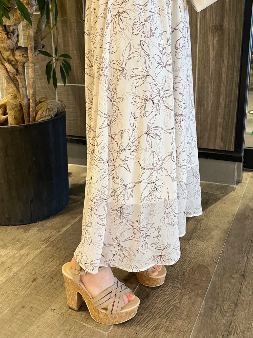 ベージュ系のサンダル、ホワイト系のハンドバッグ、ホワイト系のワンピースを着用したレディースの春コーディネートの9枚目の写真