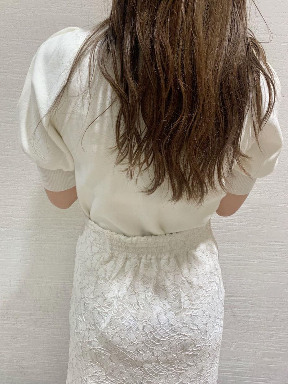 ホワイト系のスカート、ホワイト系のパンプス、ベージュ系のショルダーバッグを着用したレディースの夏コーディネートの6枚目の写真