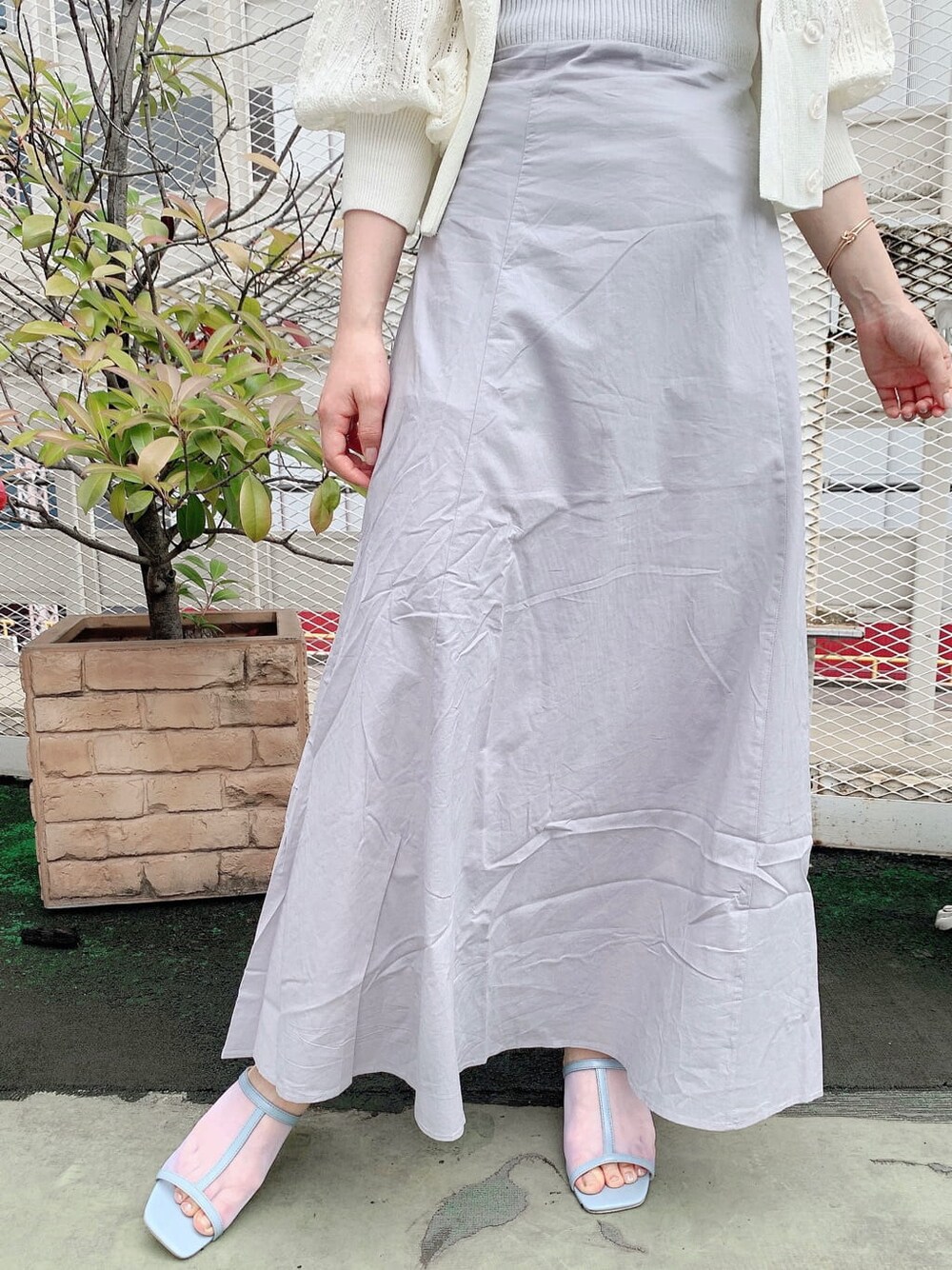 ブルー系のサンダル、グレー系のワンピース、ホワイト系のカーディガン/ボレロを着用したレディースの夏コーディネートの9枚目の写真