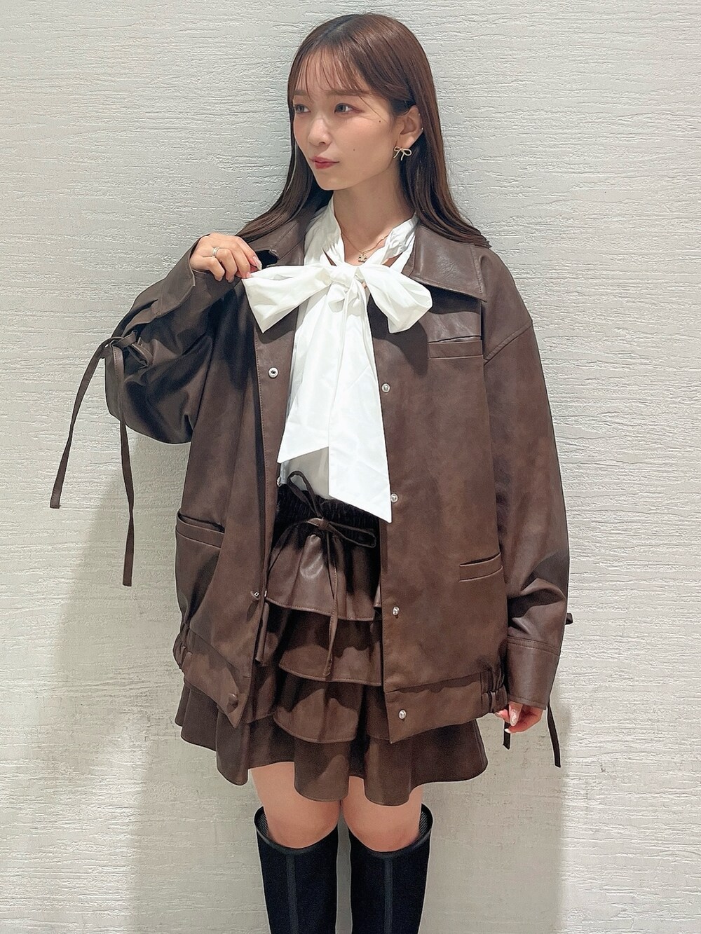 ブラック系のブーツ、ホワイト系のシャツ/ブラウス、ブラウン系のブルゾンを着用したレディースの秋コーディネートの9枚目の写真