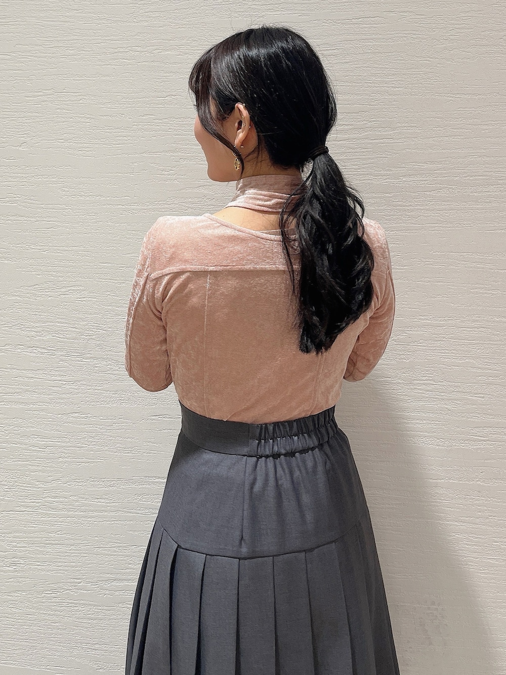 ピンク系のTシャツ/カットソー、グレー系のスカート、ブラック系のその他パンツを着用したレディースの冬コーディネートの7枚目の写真