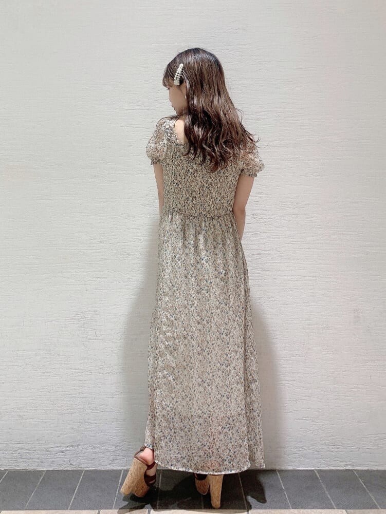 ブラウン系のサンダル、その他のワンピースを着用したレディースの夏コーディネートの4枚目の写真