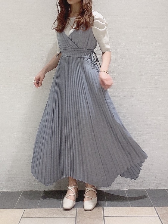 ブルー系のワンピース、ホワイト系のパンプス、ホワイト系のニット/セーターを着用したレディースの春コーディネートの3枚目の写真