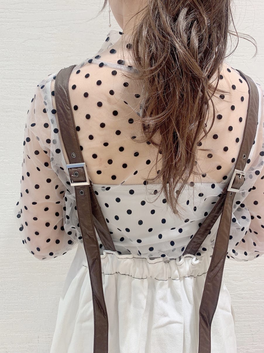 ホワイト系のジャンパースカート、ホワイト系のシャツ/ブラウス、ホワイト系のパンプスを着用したレディースの夏コーディネートの9枚目の写真