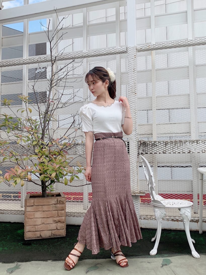 ベージュ系のスカート、ホワイト系のTシャツ/カットソー、ブラウン系のサンダルを着用したレディースの夏コーディネートの3枚目の写真