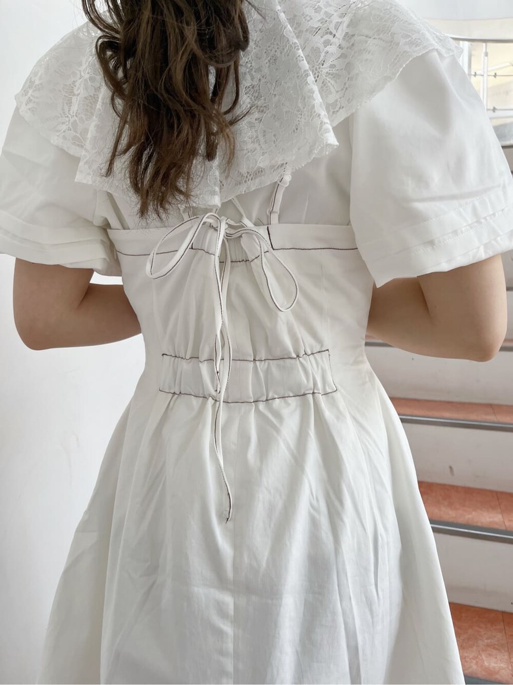 ベージュ系のサンダル、ホワイト系のワンピース、ホワイト系のシャツ/ブラウスを着用したレディースの春コーディネートの8枚目の写真