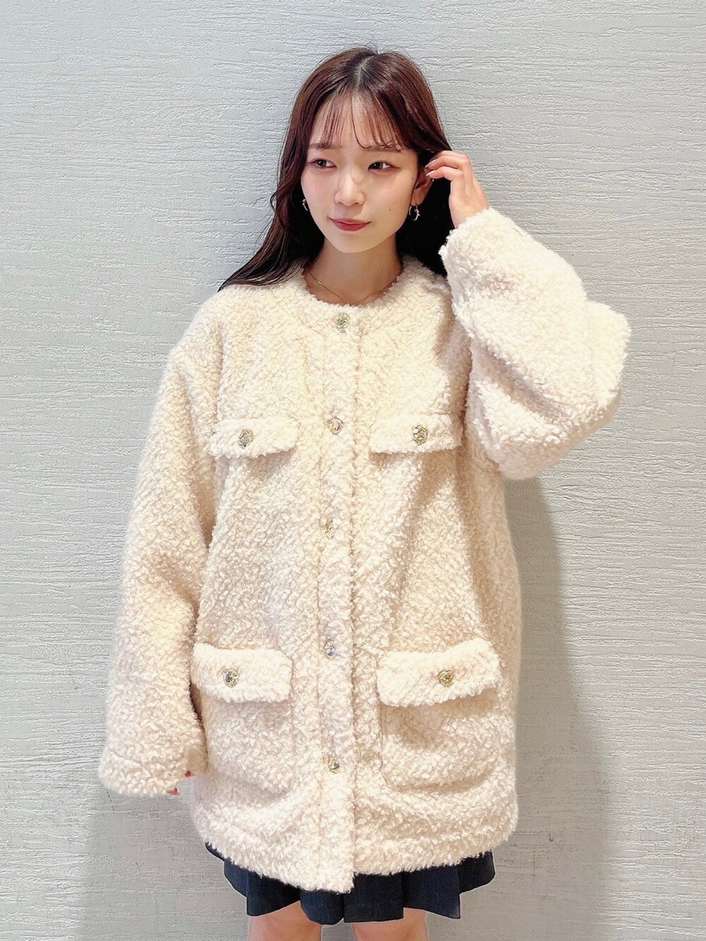 ベージュ系のブルゾン、グレー系のスカートを着用したレディースの夏コーディネートの2枚目の写真