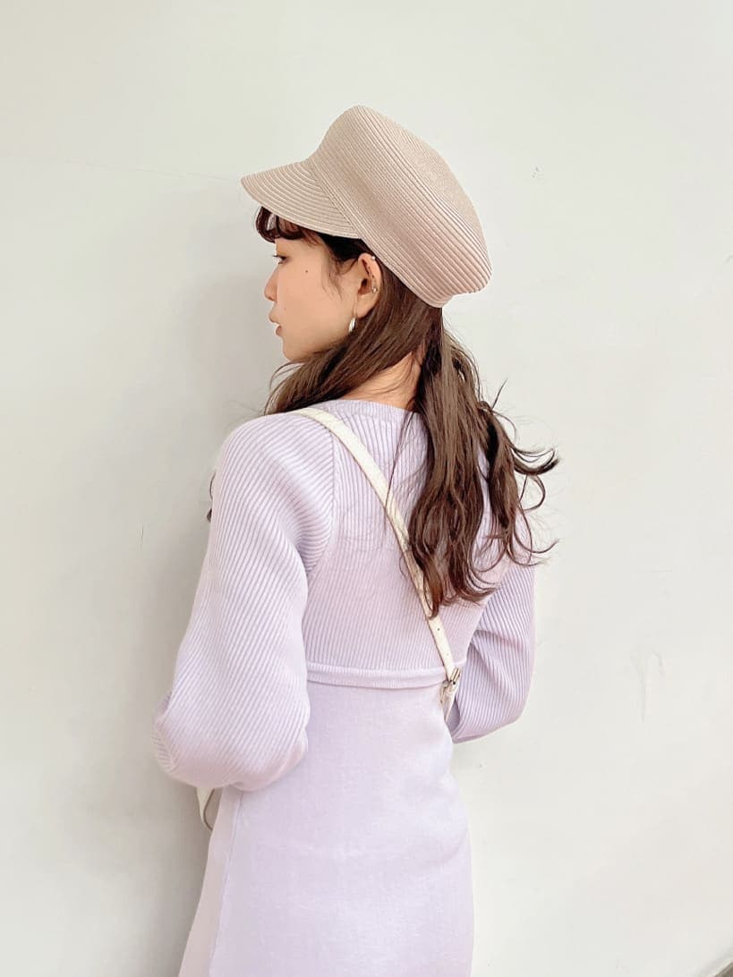 パープル系のワンピース、ブラック系のブーツ、ホワイト系のショルダーバッグを着用したレディースの冬コーディネートの5枚目の写真