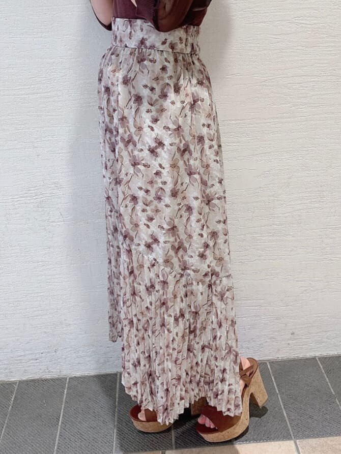 その他のサンダル、ブラウン系のニット/セーターを着用したレディースの夏コーディネートの8枚目の写真