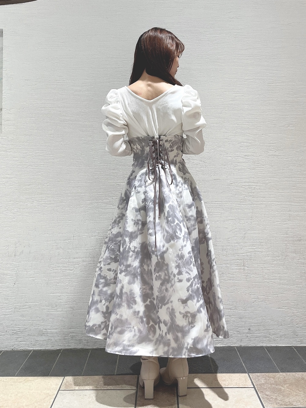 ホワイト系のワンピース、ホワイト系のブーツを着用したレディースの秋コーディネートの4枚目の写真