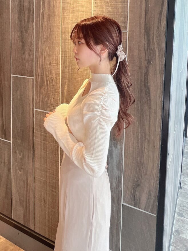 ベージュ系のブーツ、ベージュ系のスカート、ホワイト系のニット/セーターを着用したレディースの秋コーディネートの8枚目の写真