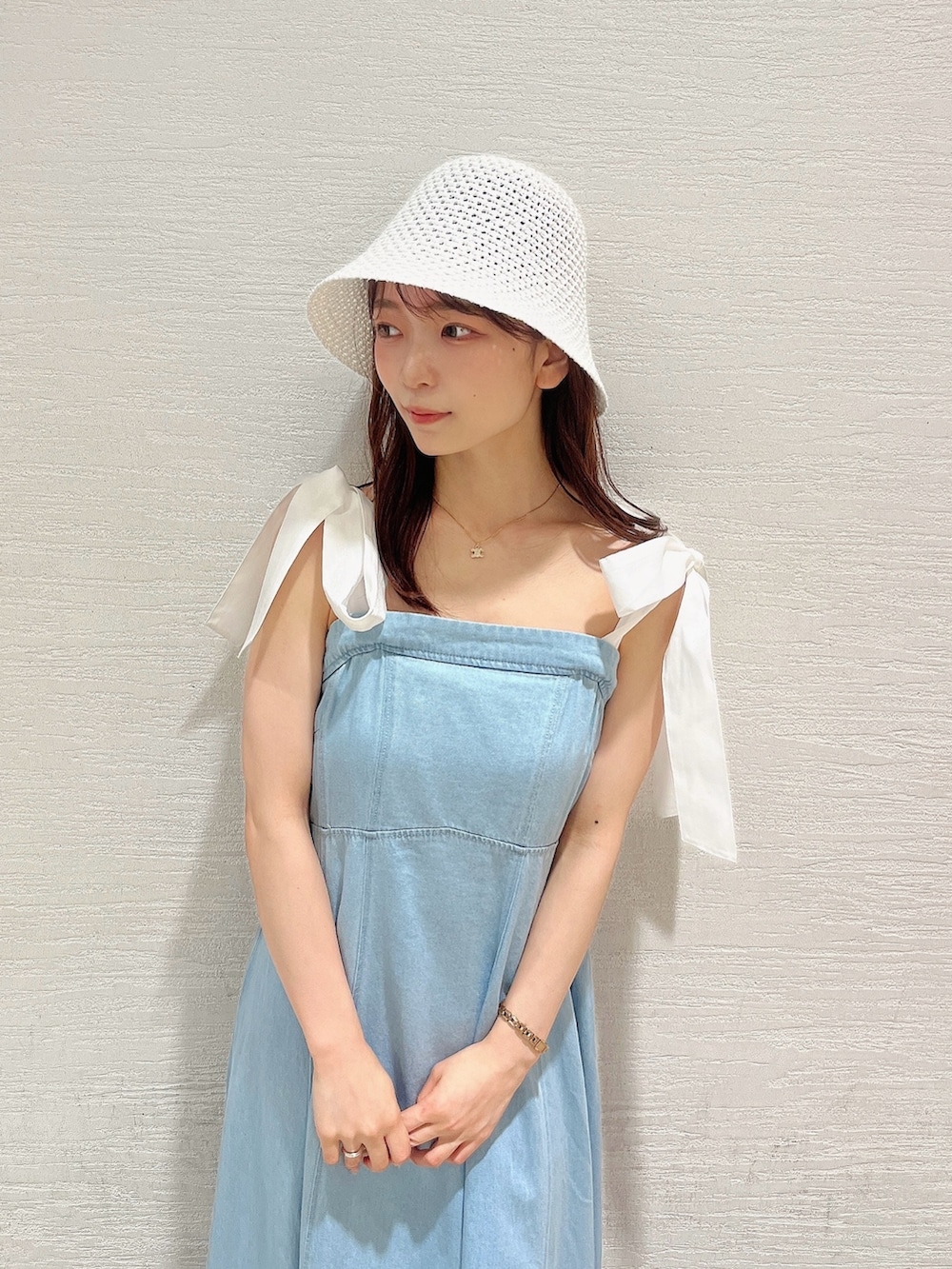 ホワイト系のカーディガン/ボレロ、ブルー系のワンピース、ホワイト系のパンプスを着用したレディースの夏コーディネートの10枚目の写真