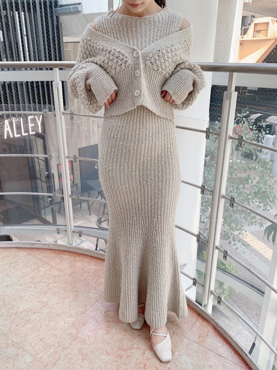 ホワイト系のパンプス、グレー系のワンピースを着用したレディースの夏コーディネートの2枚目の写真