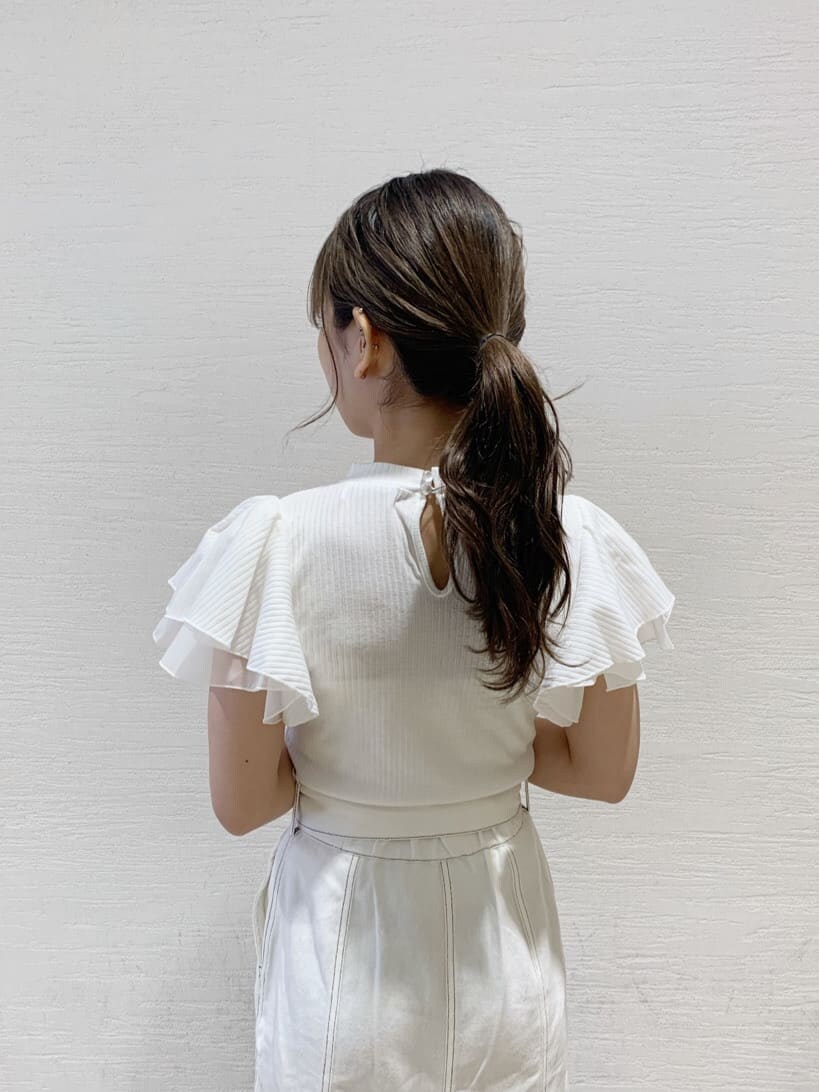 ベージュ系のサンダル、ホワイト系のスカート、ホワイト系のTシャツ/カットソーを着用したレディースの夏コーディネートの7枚目の写真