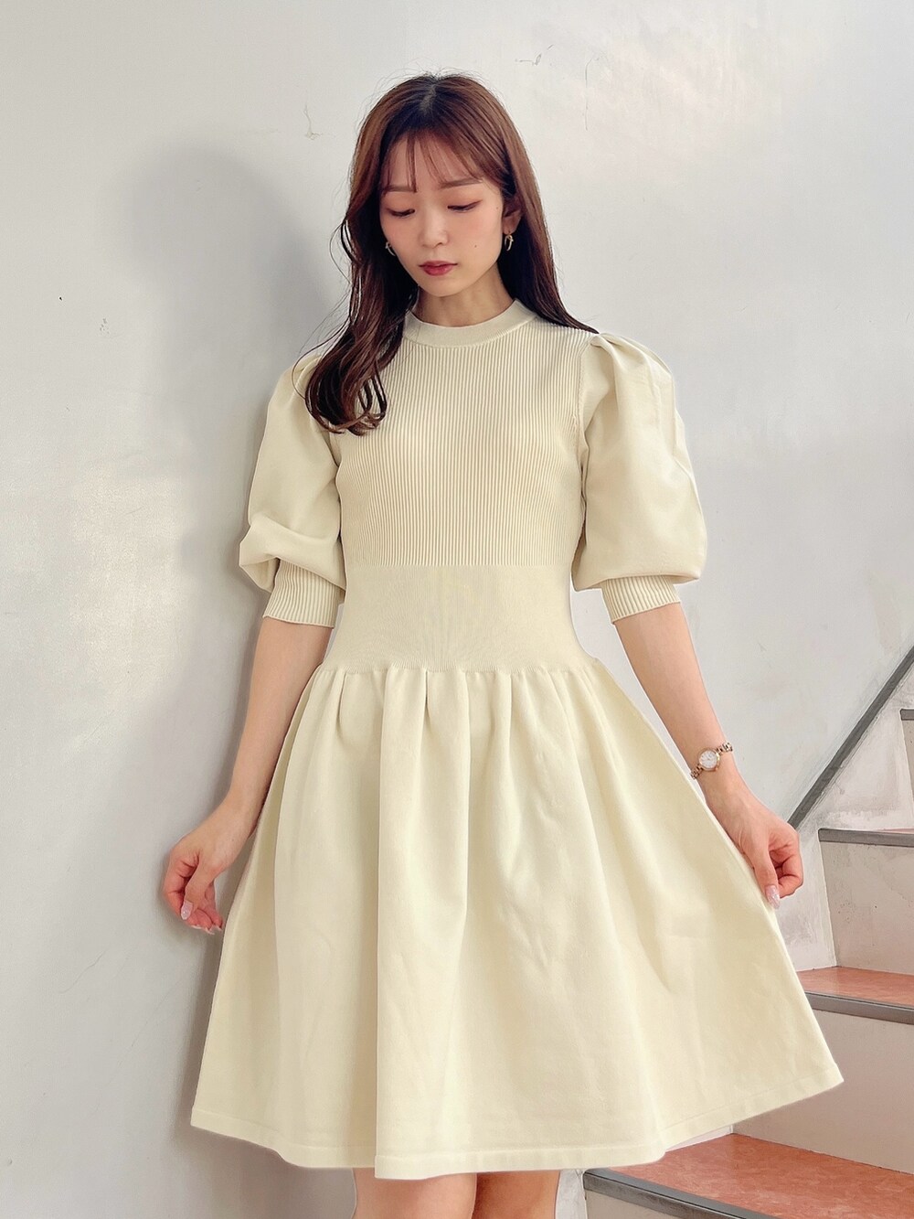 ベージュ系のブーツ、ホワイト系のワンピースを着用したレディースの秋コーディネートの7枚目の写真