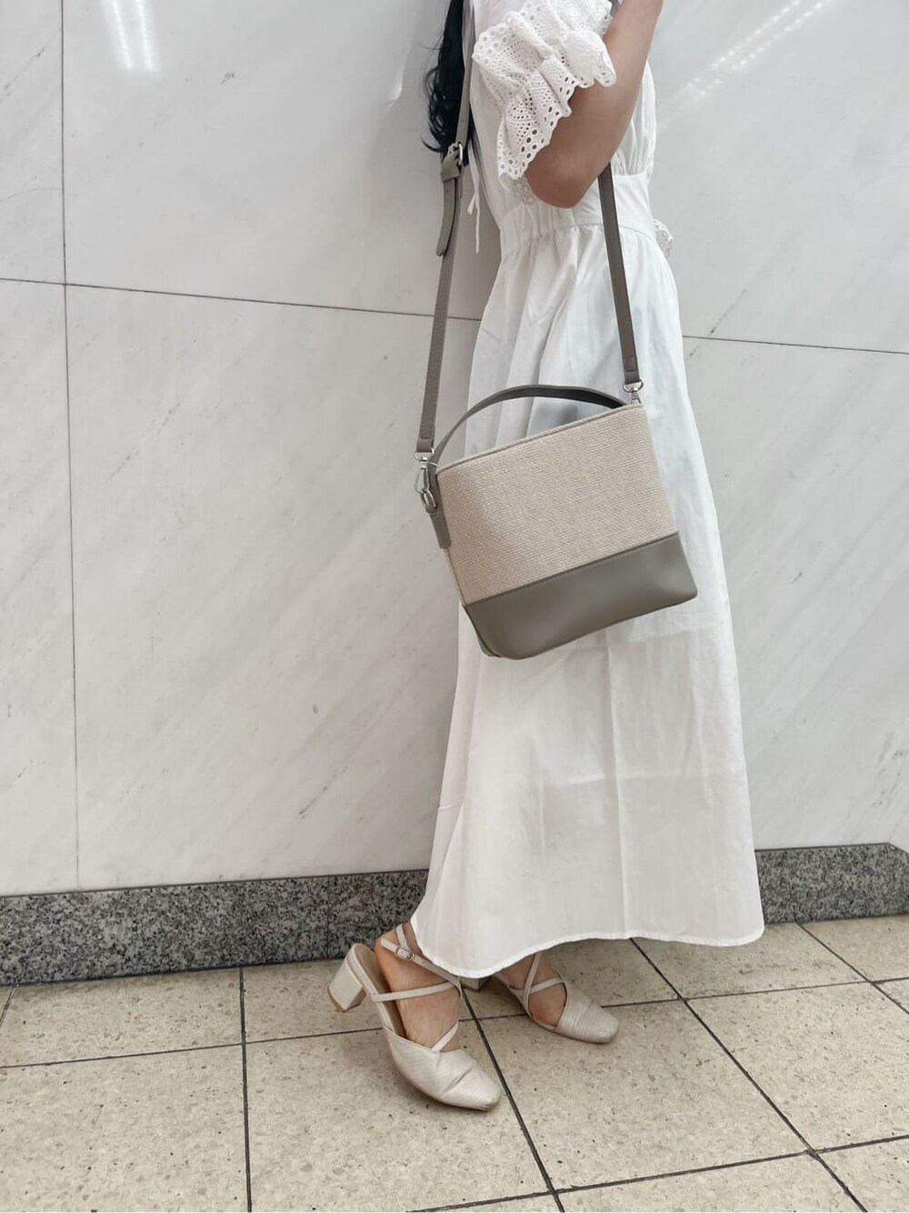 ホワイト系のワンピース、ホワイト系のパンプス、グレー系のハンドバッグを着用したレディースの春コーディネートの8枚目の写真