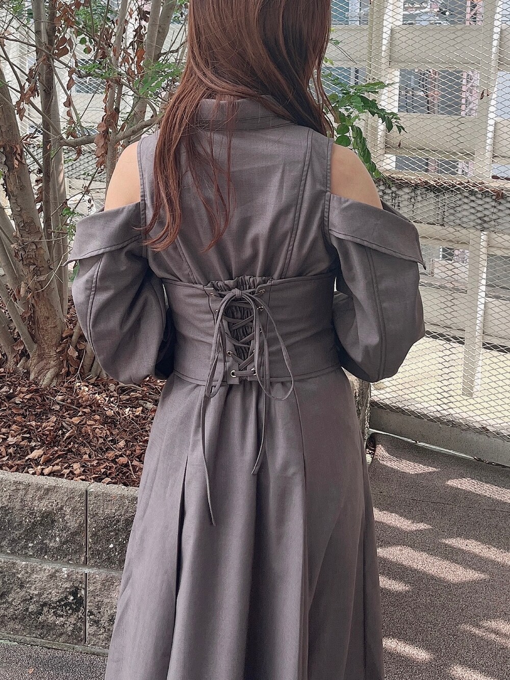 グレー系のワンピース、ホワイト系のブーツを着用したレディースの秋コーディネートの10枚目の写真