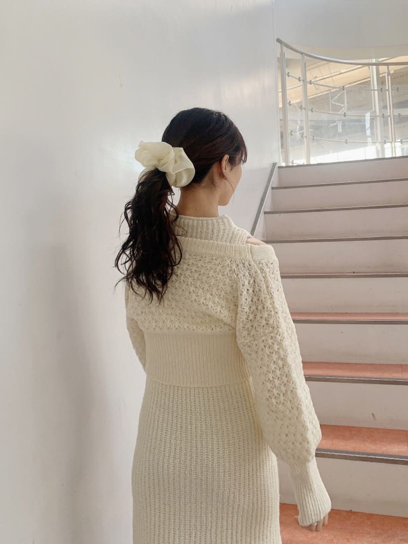 ホワイト系のワンピース、ベージュ系のブーツを着用したレディースの秋コーディネートの5枚目の写真