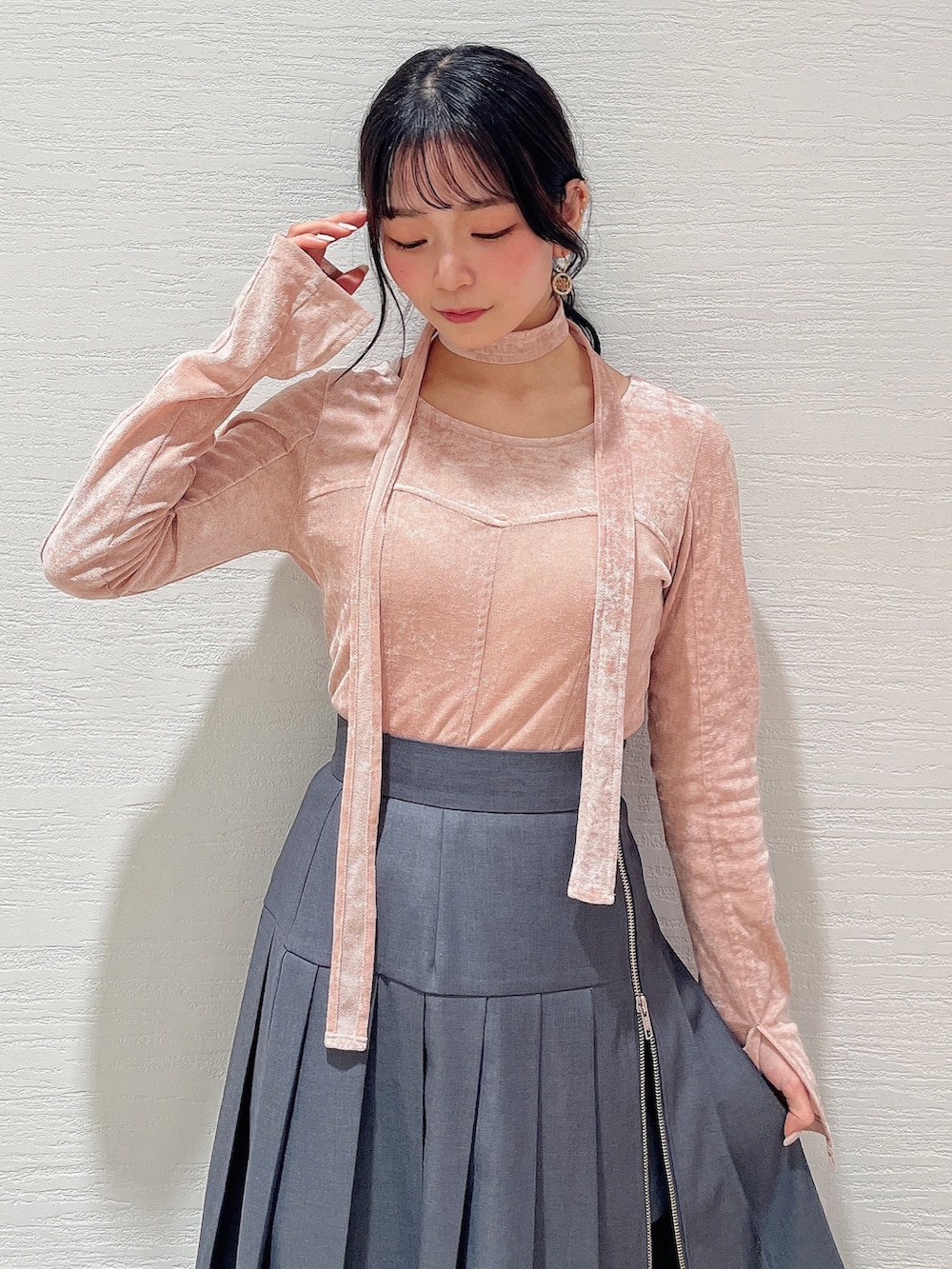 ピンク系のTシャツ/カットソー、グレー系のスカート、ブラック系のその他パンツを着用したレディースの冬コーディネートの6枚目の写真