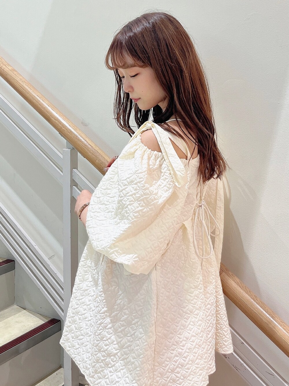 ホワイト系のシャツ/ブラウス、ピンク系のデニムパンツを着用したレディースの夏コーディネートの7枚目の写真