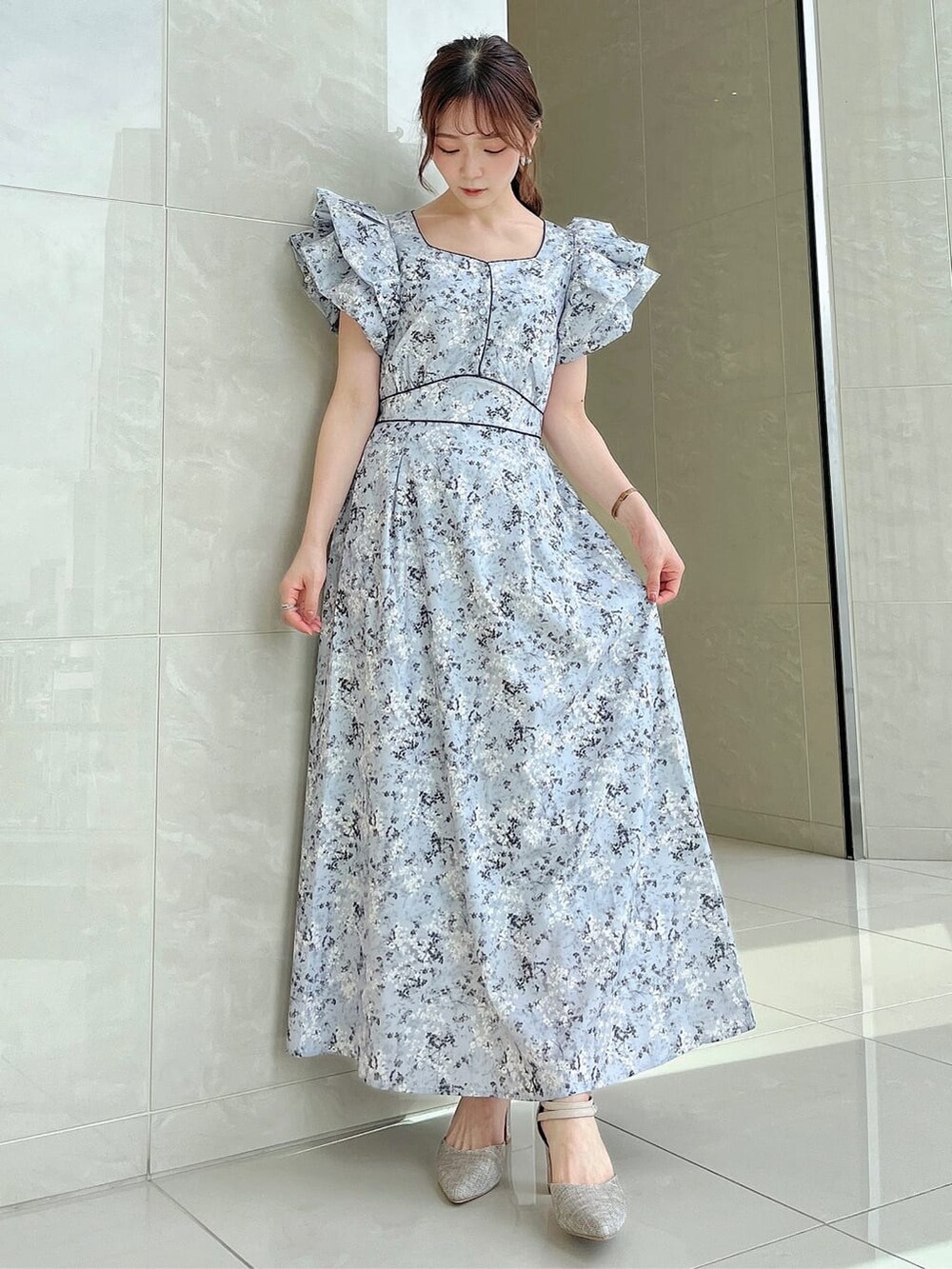 グレー系のワンピースを着用したレディースの秋コーディネートの2枚目の写真