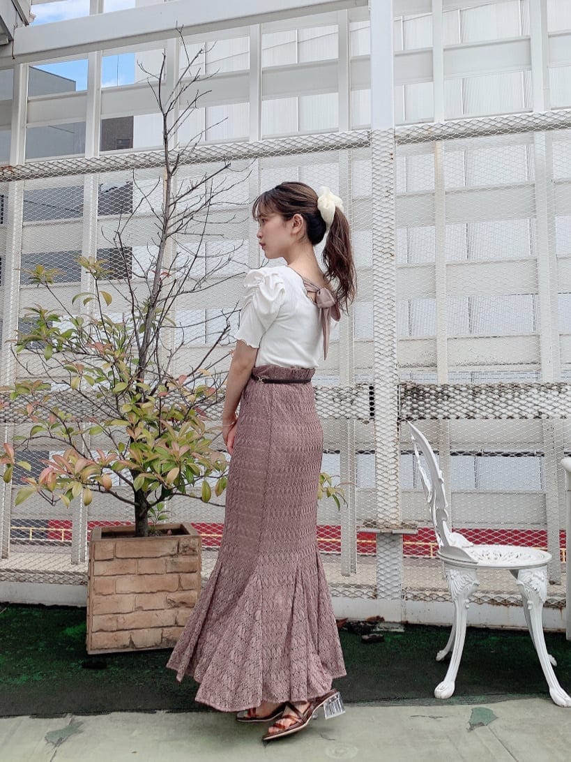 ベージュ系のスカート、ホワイト系のTシャツ/カットソー、ブラウン系のサンダルを着用したレディースの夏コーディネートの5枚目の写真