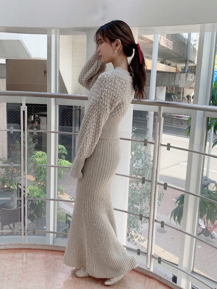 ホワイト系のパンプス、グレー系のワンピースを着用したレディースの夏コーディネートの4枚目の写真