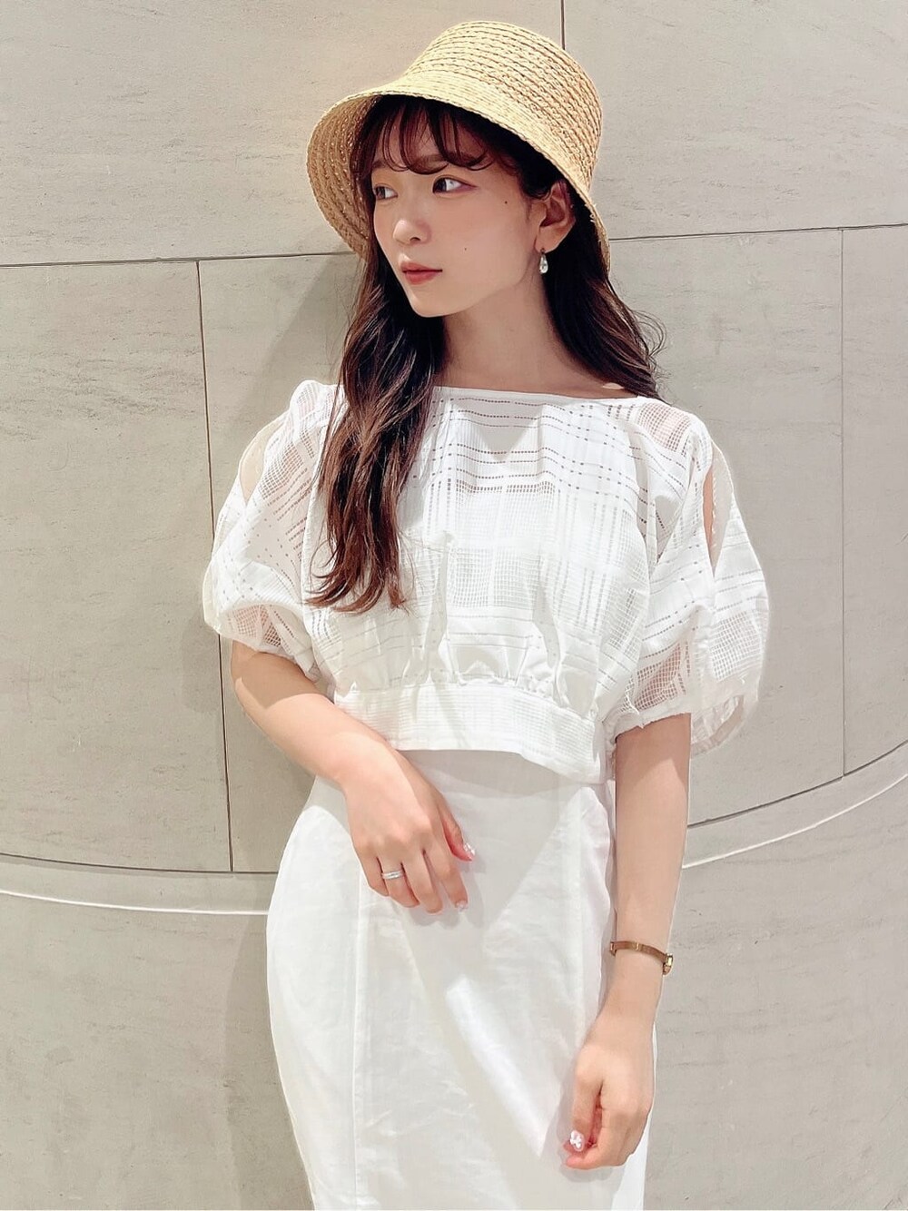 ホワイト系のワンピース、ホワイト系のサンダル、ベージュ系のハットを着用したレディースの夏コーディネートの4枚目の写真