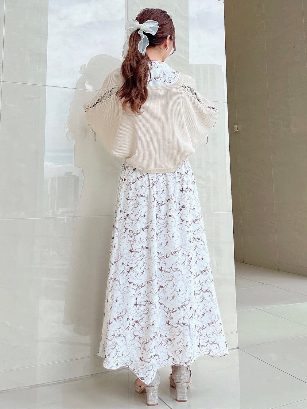 ベージュ系のカーディガン/ボレロ、ホワイト系のワンピースを着用したレディースの秋コーディネートの4枚目の写真