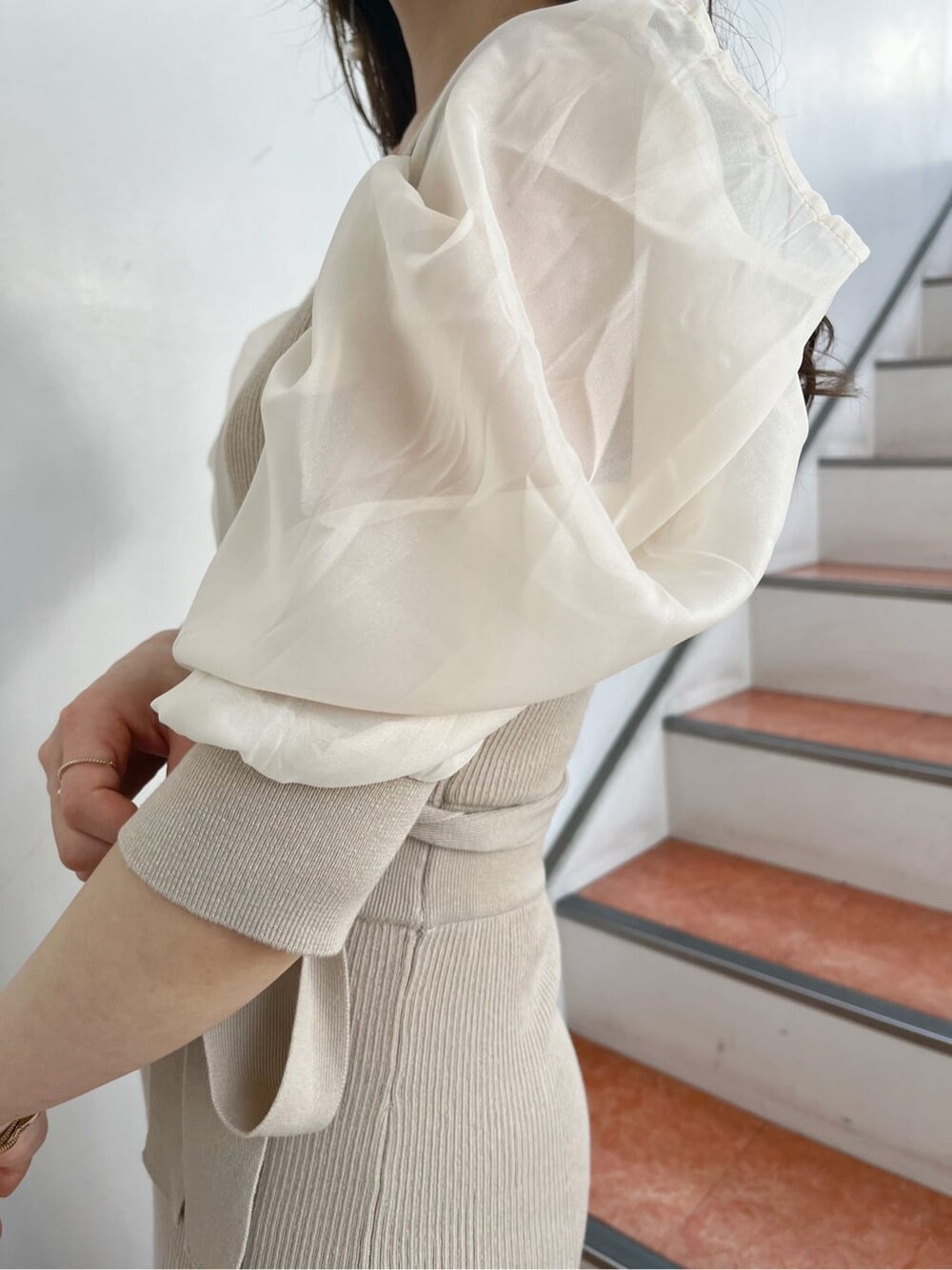 ベージュ系のワンピース、ホワイト系のパンプスを着用したレディースの春コーディネートの6枚目の写真