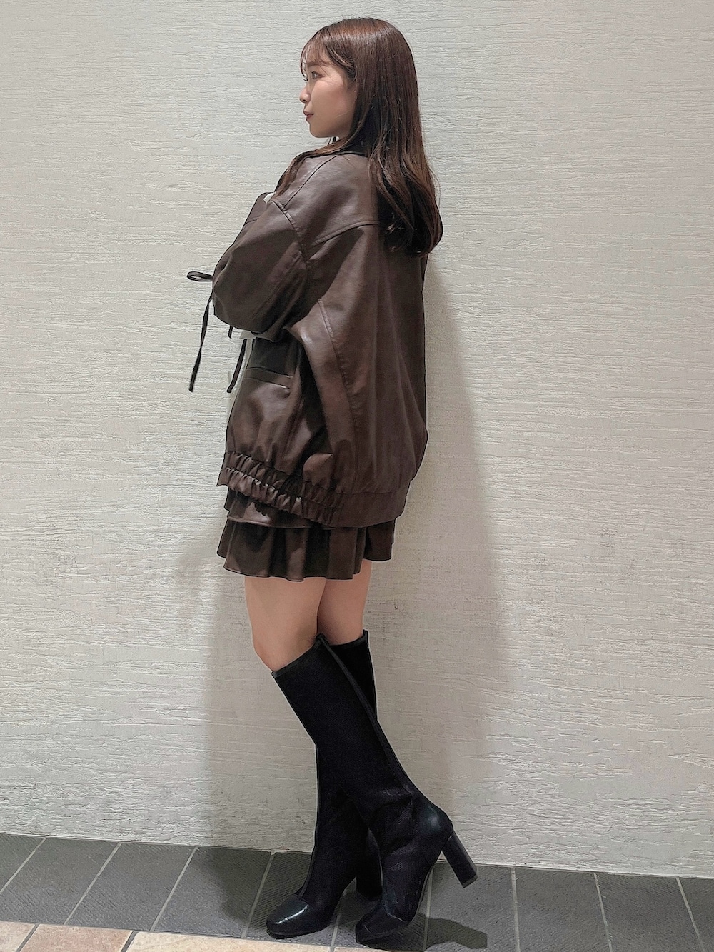 ブラック系のブーツ、ホワイト系のシャツ/ブラウス、ブラウン系のブルゾンを着用したレディースの秋コーディネートの4枚目の写真