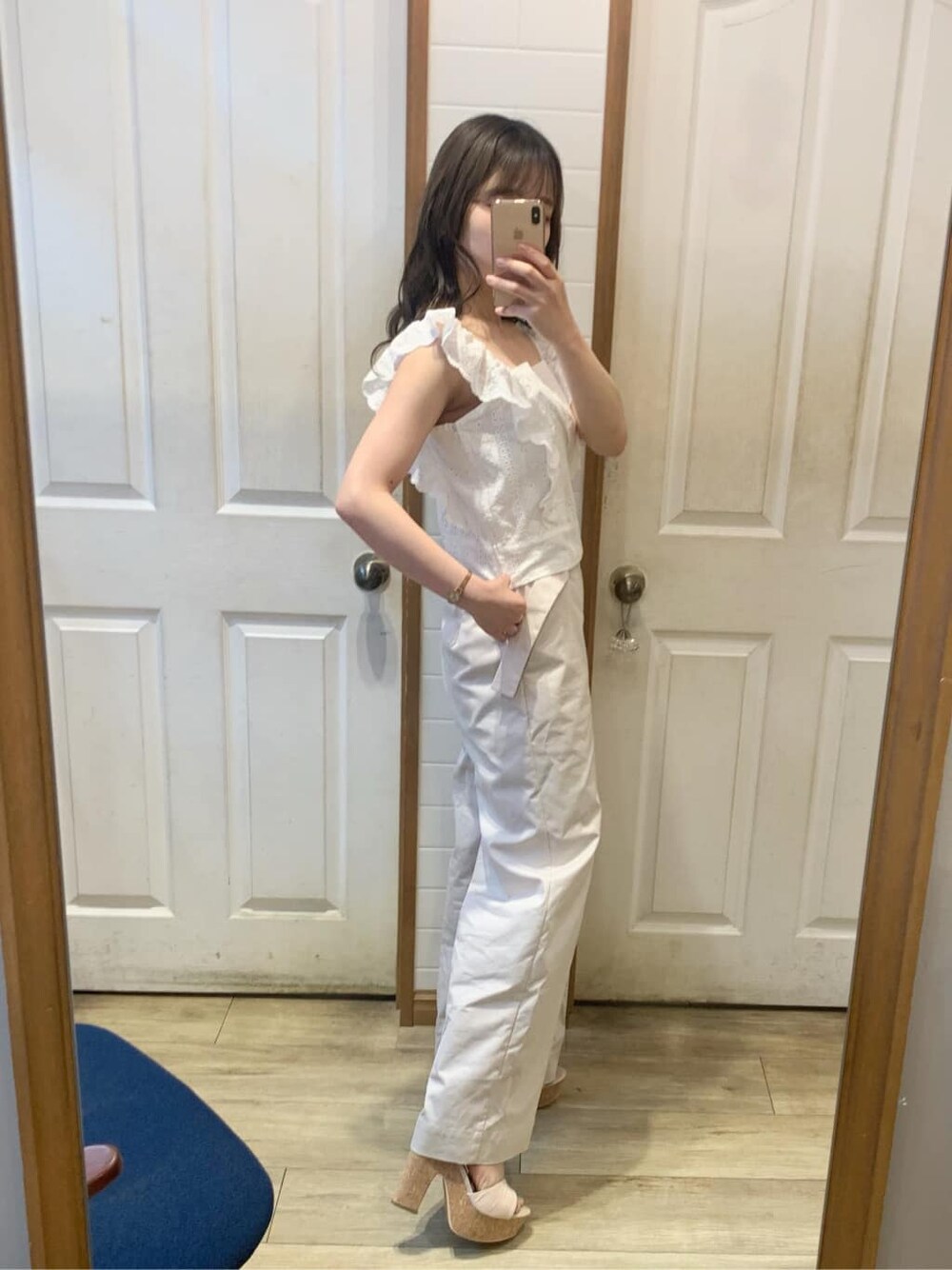 ベージュ系のサンダル、ホワイト系のシャツ/ブラウス、ホワイト系のその他パンツを着用したレディースの夏コーディネートの5枚目の写真