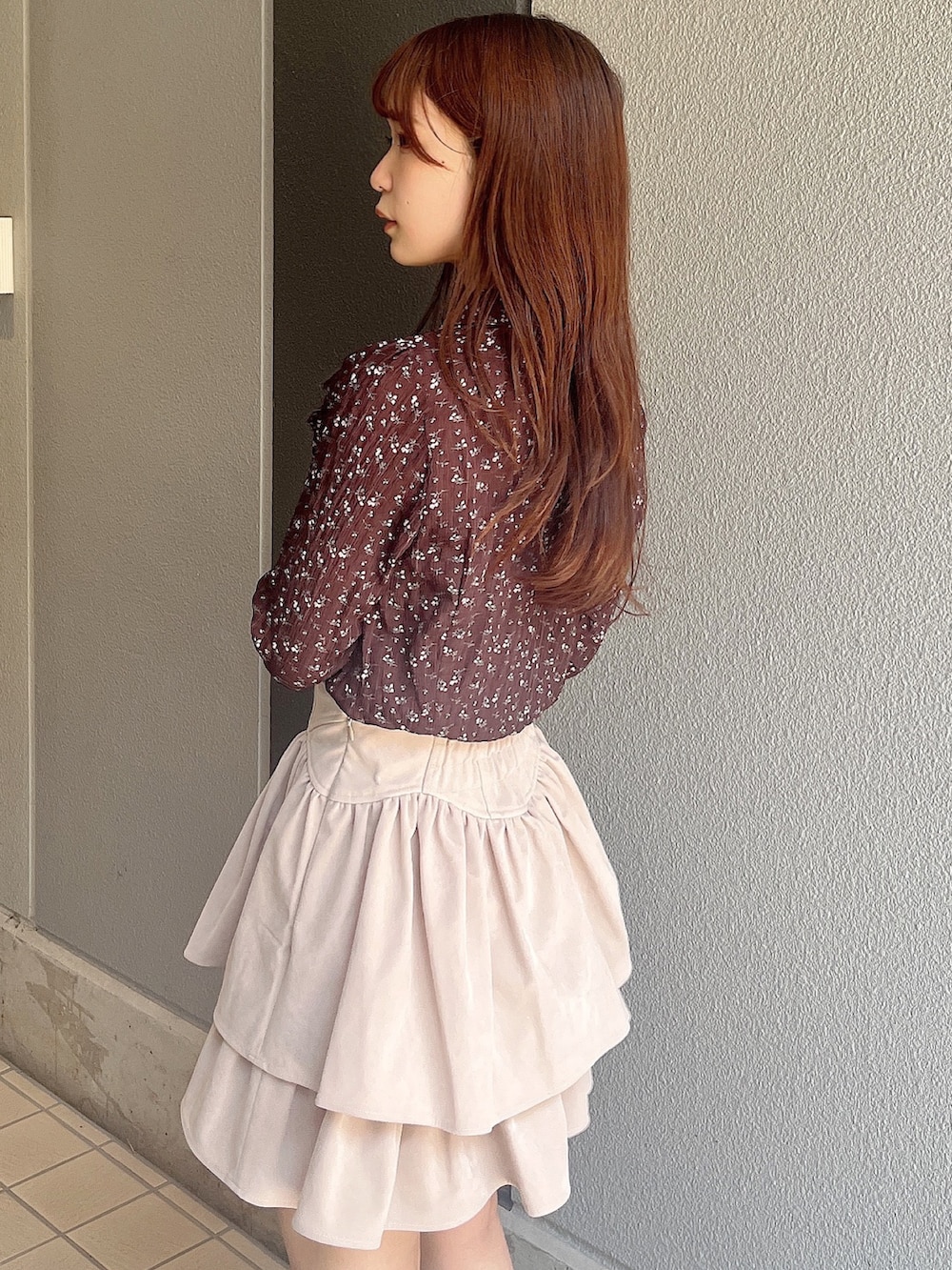 ブラウン系のシャツ/ブラウス、ホワイト系のブルゾン、ホワイト系のスカートを着用したレディースの秋コーディネートの9枚目の写真