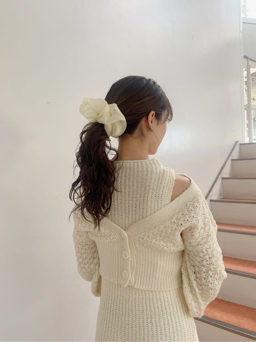 ホワイト系のワンピース、ベージュ系のブーツを着用したレディースの秋コーディネートの9枚目の写真