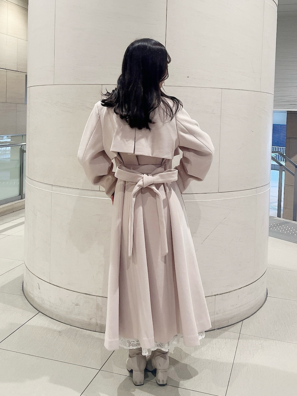 ベージュ系のブーツ、ホワイト系のワンピース、ピンク系のその他アウターを着用したレディースの冬コーディネートの5枚目の写真