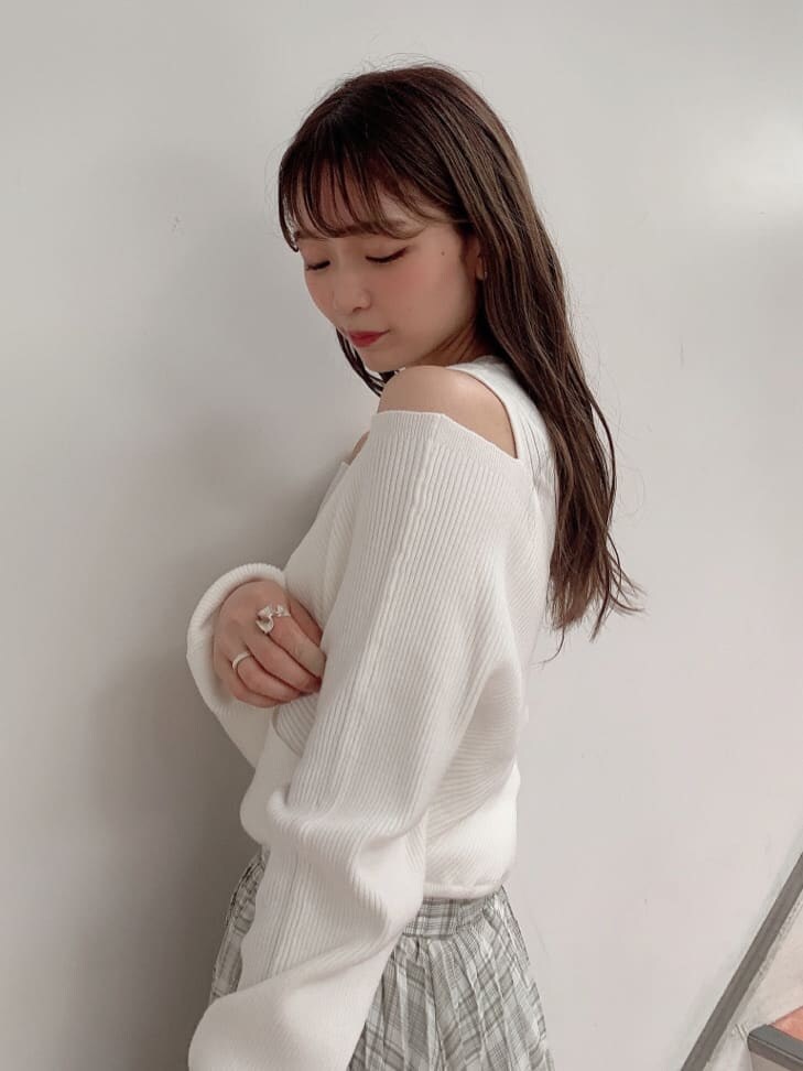 グリーン系のスカート、ホワイト系のニット/セーター、ベージュ系のブルゾンを着用したレディースの秋コーディネートの8枚目の写真