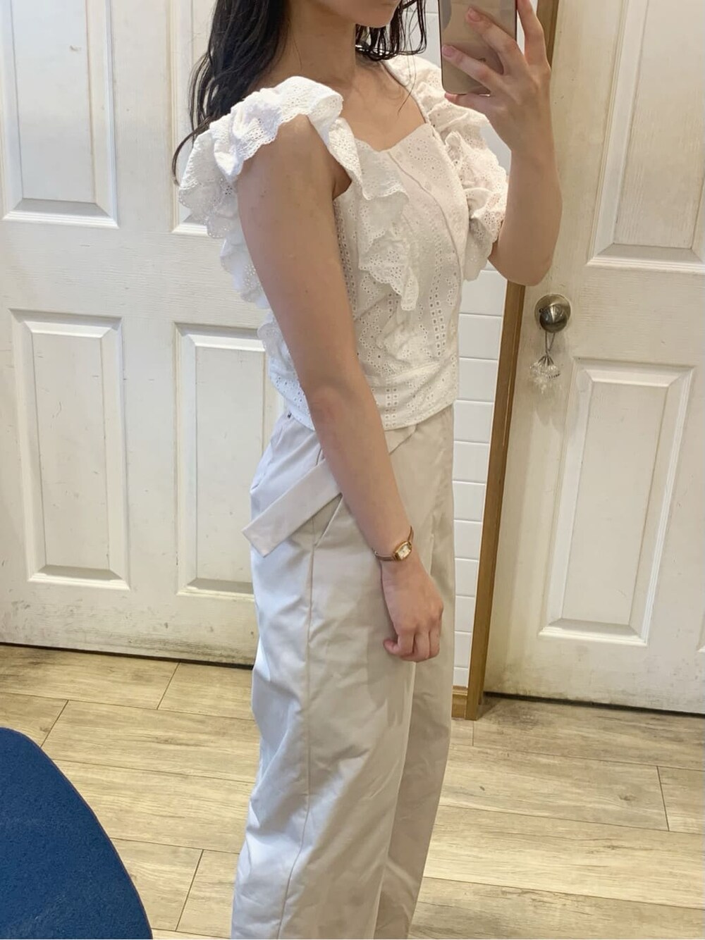 ベージュ系のサンダル、ホワイト系のシャツ/ブラウス、ホワイト系のその他パンツを着用したレディースの夏コーディネートの6枚目の写真