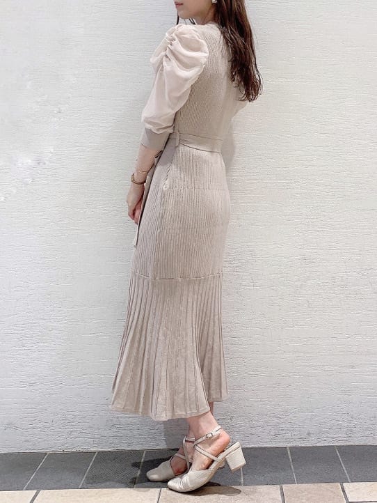 ホワイト系のパンプス、ベージュ系のワンピースを着用したレディースの夏コーディネートの3枚目の写真