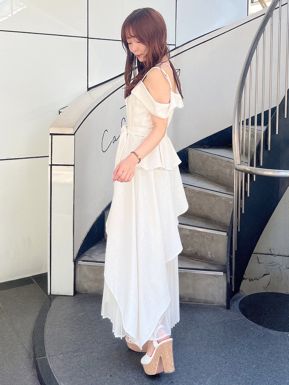 ホワイト系のサンダル、ホワイト系のワンピースを着用したレディースの夏コーディネートの2枚目の写真