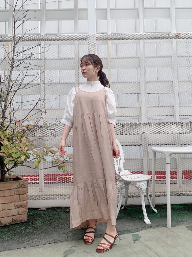 ホワイト系のシャツ/ブラウス、ベージュ系のワンピース、ブラウン系のサンダルを着用したレディースの夏コーディネートの2枚目の写真