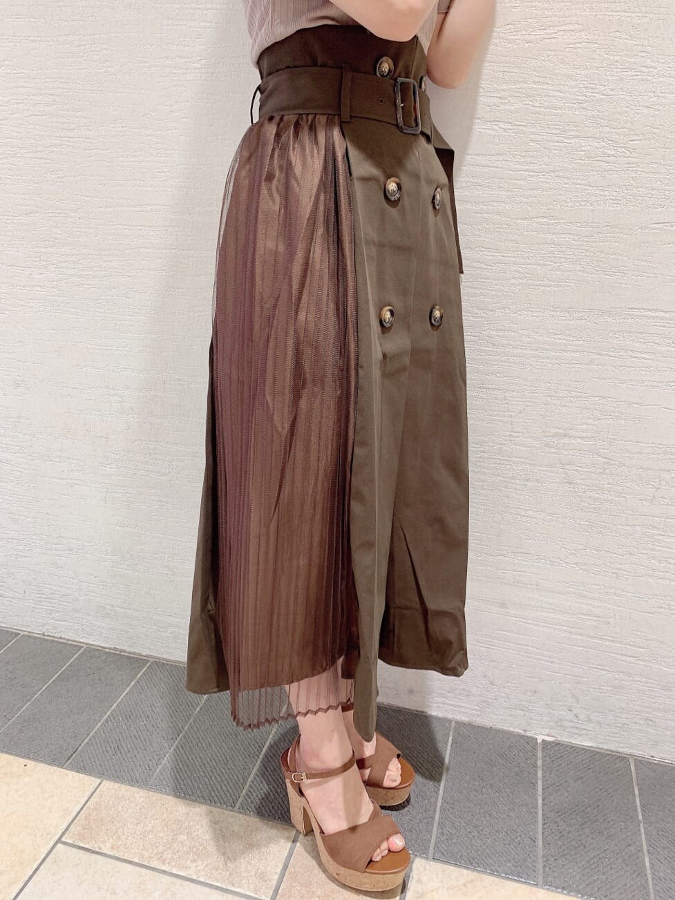 ブラウン系のサンダル、ブラウン系のスカート、ベージュ系のTシャツ/カットソーを着用したレディースの夏コーディネートの10枚目の写真