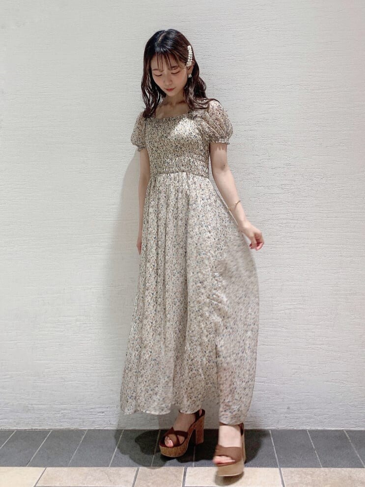 ブラウン系のサンダル、その他のワンピースを着用したレディースの夏コーディネートの2枚目の写真