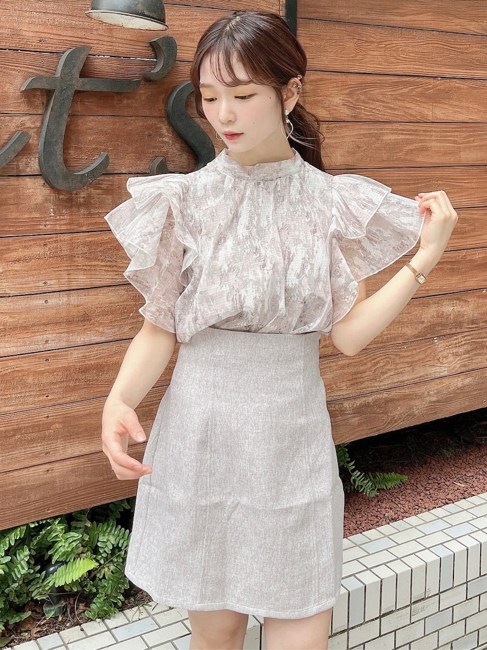 ブラウン系のサンダル、ベージュ系のシャツ/ブラウス、ベージュ系のスカートを着用したレディースの夏コーディネートの4枚目の写真